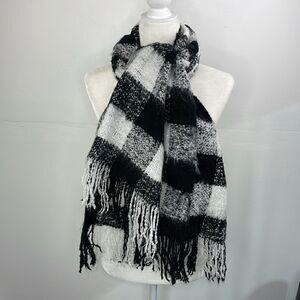 SCARF Chunky Plaid Black and White with fringe